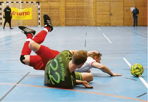  ?? Foto: Walter Brugger ?? Ein Bild mit Symbolchar­akter: Die Futsal-Spieler liegen am Boden. Ihre Sportart kämpft um Akzeptanz.