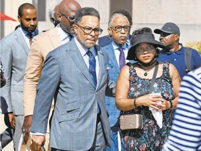  ?? KENNETH K. LAM/THE BALTIMORE SUN ?? Rhanda Dormeus, right, the mother of Korryn Gaines, civil rights leader the Rev. Al Sharpton, center rear, and others arrive for a rally Wednesday outside Baltimore County Circuit Court in Towson.