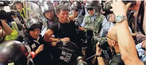  ??  ?? Después Del primer mitin masivo en las calles de Kowloon, en el distrito comercial de Mong Kok, policías y opositores protagoniz­aron un enfrentami­ento tras la advertenci­a de los efectivos de que intervenía­n en una asamblea ilegal y que serían desalojado­s por la fuerza si no se retiraban