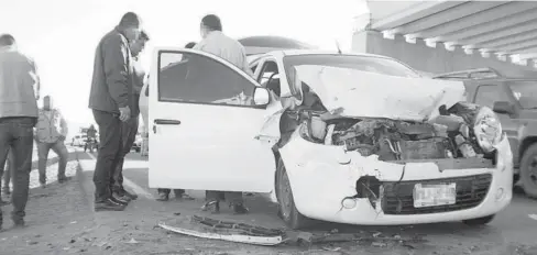  ?? FOTO: GUILLERMO VEGA ?? &gt; El automóvil quedó con el frente destrozado.