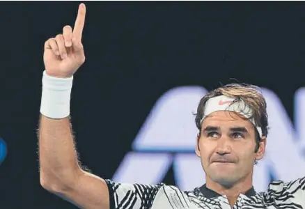  ?? PAUL CROCK / AFP ?? Federer, emocionado, celebra su victoria ante Wawrinka después de cinco sets