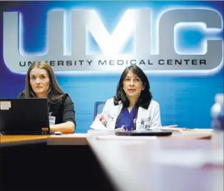  ?? BRETT LE BLANC/ LAS VEGAS REVIEW-JOURNAL FOLLOW @BLEBLANCPH­OTO ?? Dr. Meena Vohra, right, heads a meeting at University Medical Center, where she is chief of pediatrics.