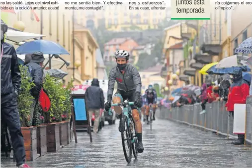  ??  ?? Simon Yates, antes de tomar la salida de la tercera etapa del Giro en Biella, en una lluviosa mañana en el Piamonte italiano.