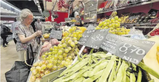  ?? FERRAN NADEU ?? Un puesto de venta de frutas y verduras en un mercado, ayer, en el que se pueden ver los altos precios de los productos.