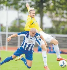  ?? FOTO: GUENTER KRAM ?? Michael Metzler (rechts, hier im Zweikampf mit Laupheims Ivan Vargas Müller) hat die VfB-Abwehr stabilisie­rt.