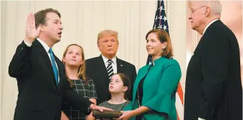  ?? PHOTO AFP ?? Brett Kavanaugh a prêté serment à la Maison-blanche devant le juge assesseur de la Cour suprême, Anthony Kennedy, en présence de sa femme Ashley Estes Kavanaugh, ses filles Margaret et Elizabeth ainsi que du président Donald Trump.