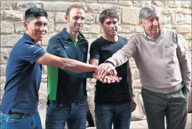  ??  ?? UNA PIÑA. Nairo Quintana, Alejandro Valverde, Mikel Landa y Eusebio Unzué.