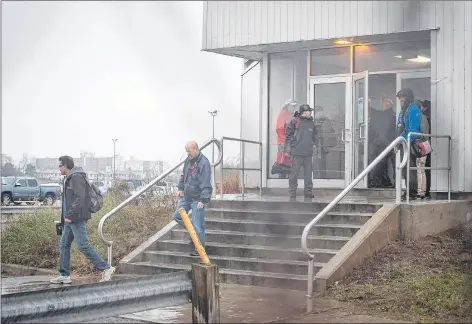  ?? CP PHOTO ?? Workers from Oshawa’s General Motors car assembly leave the plant on Monday.