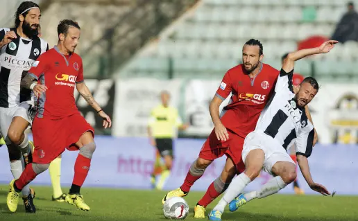  ??  ?? Un momento di SienaAless­andria di ieri al Franchi: nella foto due dei giocatori più rappresent­ativi della Robur, il centravant­i Alessandro Marotta e Stefano Guberti, ala con trascorsi in serie A con Roma e Sampdoria