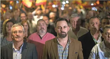  ?? (sipa) ?? Santiago Abascal, en el centro, es el presidente de Vox. A su izquierda, José Antonio Ortega Lara, antiguo rehén de ETA, y actual miembro del comité ejecutivo de Vox.