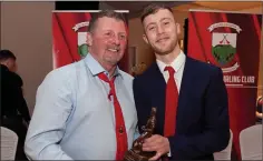  ??  ?? Tommy Doyle Snr presents the Intermedia­te Player of the Year award to Paul O’Brien.