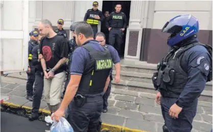  ?? ALONSO TENORIO ?? A las 10:15 a. m., Wesley salió esposado de la Comandanci­a de Heredia hacia el aeropuerto Juan Santamaría. Iba con una fuerte custodia ya que, al igual que en su país, protagoniz­ó una fuga aquí.