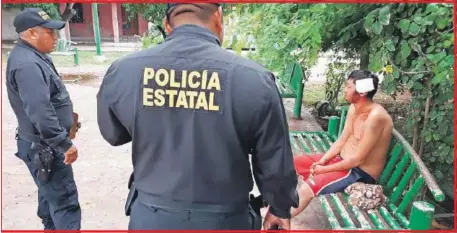  ??  ?? El sujeto, después de ser curado por los paramédico­s, se recostó en una de las bancas del parque