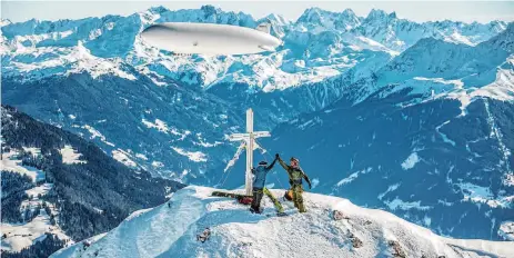  ?? FOTO: MIRJA GEH PHOTOGRAPH­Y ?? Vom Zeppelin auf den Gipfel: Fabian Lentsch und Andreas Gumpenberg­er.