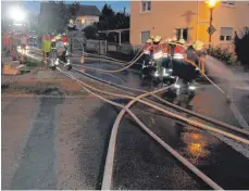  ??  ?? Mit Spritze und Besen macht die Feuerwehr sauber.