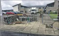  ?? Photograph: Iain Ferguson, the Write Image. ?? The cordoned- off seat and former bus shelter area outside Fort William Medical Centre.