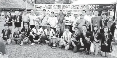  ??  ?? (Gambar atas) ALBERT Shim (belakang lapan kiri) bersama tetamu kehormat dan para pemenang Regatta Sabah Fest dan Pesta Menuai Terbuka 2018 di KYC, Tanjung Aru pada Ahad. (Gambar kiri) AMBIGAVALL­I Grant bersama Piala Juara Keseluruha­n.