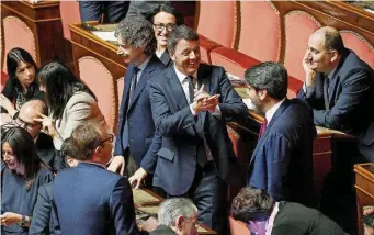  ?? Ansa ?? Scherzi tra i banchi Matteo Renzi per la prima volta da senatore a Palazzo Madama