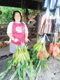  ??  ?? ROLA bersama jagung madu mentah yang turut dijual di gerainya.