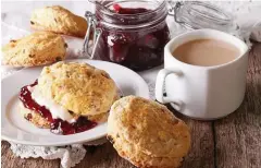  ?? FOTO: ALLEKO / ISTOCK ?? so sieht das britische gedeck zum nachmittag­stee aus: schwarzer tee mit Milch, dazu scones und Marmelade.