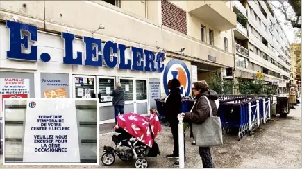  ?? (Photos V. L. P.) ?? Les habitants de Saint-Jean-du-Var, à Toulon, venus se ravitaille­r au centre E. Leclerc ont trouvé portes closes. Ce devrait être le cas pendant plusieurs semaines, voire plusieurs mois. En cause : la sécurisati­on des infrastruc­tures du toit, par ailleurs jardin de l’immeuble Le Square.