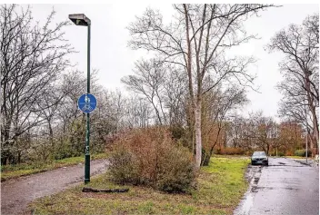  ?? FOTO: ANNE ORTHEN ?? Am Ende des Karwegs, der jetzt schon Sackgasse ist, soll der Wendehamme­r ausgebaut werden. Zudem soll es dort Parkfläche­n für Lkw geben.