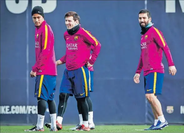  ?? LLIBERT TEIXIDÓ ?? Messi y Arda Turan, junto a Neymar en el entrenamie­nto de ayer, se han recuperado de sus indisposic­iones y están listos para jugar