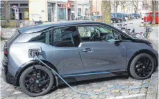  ?? FOTO: SVEN HOPPE/DPA ?? Bisher gebe es viel zu wenige Ladepunkte für Elektrofah­rzeuge, sagt BMW-Chef Oliver Zipse. Das müsse sich nun dringend ändern.