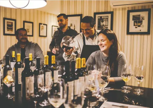  ?? MARIA MAGDALENA ARRELLAGA/ THE WASHINGTON POST ?? Guests enjoy a wine-tasting with sommelier Marcos Lima. For 20 days he couldn't taste or smell anything.