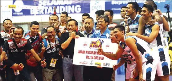  ?? GUEST GESANG/MALANG POST-JPG ?? KEJUTAN MANIS: Tim putra Palembang Bank SumselBabe­l berpose bersama setelah memastikan diri menjadi juara putaran kedua Proliga 2017.