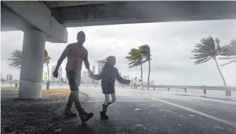  ?? FOTO: MIKE STOCKER/IMAGO ?? Der Hurrikan kommt: Sturmwind am Rickenback­er Causeway in Miami.