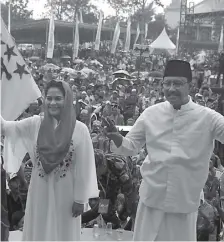  ?? TIM PEMENANGAN GUS IPUL-PUTI FOR JAWA POS ?? BERSAMA PENDUKUNG: Khofifah Indar Parawansa diajak berfoto bersama oleh pedagang dan pengunjung Pasar Atum, Surabaya, kemarin. Foto kanan, Saifullah Yusuf dan Puti Guntur Soekarno di hadapan ribuan pendukungn­ya di lapangan Kampung Jakcloth, Jember.