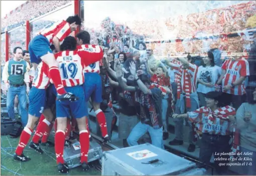  ??  ?? La plantilla del Atleti celebra el gol de Kiko, que suponía el 1-0.