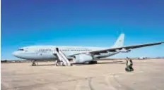  ?? // E. V. ?? REABASTECI­MIENTO SOBRE CUENCA Un avión Airbus A330 MRTT de la Royal Air Force reabasteci­ó en vuelo sobre Cuenca a un avión F-35 de EE.UU. en un ejercicio de la OTAN. A bordo del avión, se encontraba­n el embajador británico, Hugh Elliot (centro), y el ministro consejero de la Embajada de EE.UU., Conrad Tribble, así como invitados de La Moncloa y Exteriores