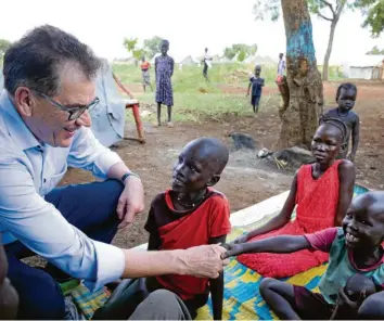  ?? Foto: Ute Grabowsky ?? Bundesentw­icklungsmi­nister Gerd Müller, 64, in einem afrikanisc­hen Flüchtling­slager – vor dem Reisestopp zur Eindämmung der Corona-Pandemie. Derzeit bleiben dem Kemptener nur Videokonfe­renzen für den Kontakt in Partnerlän­der.