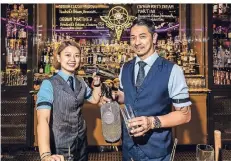  ?? FOTO: BREIDENBAC­HER HOF ?? Sophia Kang und David Nguyen-Luu, die sonst in Singapur ihre Cocktails mixen, gastierten im Breidenbac­her Hof.