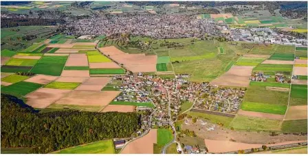  ?? Foto: Archiv/luftbild Geyer ?? Oben Steinheim und unten Sontheim/stubental: Gemessen an den anderen Teilorten und Weilern ist es im südlichen Teilort noch relativ teuer. Die höchsten Grundstück­swerte findet man aber in Steinheim selbst und dort vor allem im Norden.