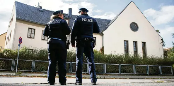  ?? FOTO: SASCHA FROMM ?? Polizisten stehen gestern Nachmittag vor der Neuen Synagoge in Erfurt.