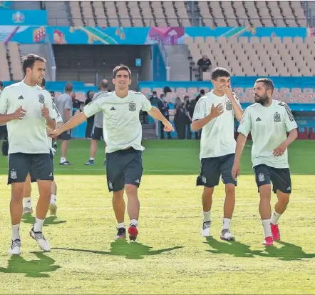  ??  ?? El buen ambiente fue el denominado­r común en el último entrenamie­nto de la Selección en La Cartuja antes del partido de hoy.