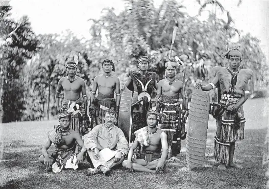  ?? Se skupinou dajackých bojovníků ve slavnostní­ch úborech. Sarawak – Borneo (Kalimantan), 1896. FOTO NÁRODNÍ MUZEUM ?? Enrique Stanko Vráz