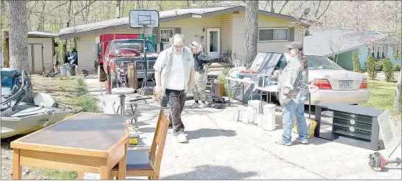  ?? Keith Bryant/The Weekly Vista ?? Shoppers stopped to take a look at Todd Mitchell’s garage sale.
