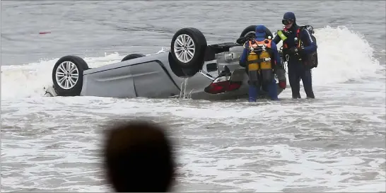  ?? (Photo Philippe Arnassan) ?? Pendant de longues minutes, les plongeurs ont procédé à des vérificati­ons sur la voiture des victimes.