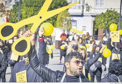  ?? JULIO GONZÁLEZ ?? Una de las protestas realizadas por los peluqueros en Cádiz en estos últimos años.