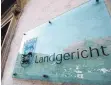  ?? FOTO: ROLAND RASEMANN ?? Am Landgerich­t Ravensburg musste sich ein Mann nach Überfällen auf zwei Frauen in Friedrichs­hafen verantwort­en.