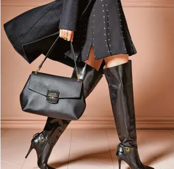  ?? Foto: Liu Jo, dpa ?? Handtasche­n mit nur einem Tragerieme­n wird es im Winter häufiger an Modefans zu sehen geben– das Label Liu Jo zeigt sie in klassische­m Schwarz (ca. 160 Euro).
