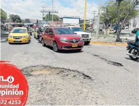  ?? Foto Luis Alfredo Estévez / La Opinión. ?? El barrio San Luis es uno de los lugares más afectados por nuevos huecos durante las lluvias. /