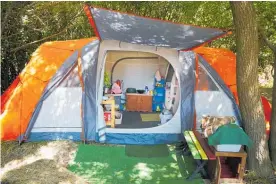  ??  ?? A tent has provided summer shelter for a homeless woman and her pet. Now she has somewhere warmer.