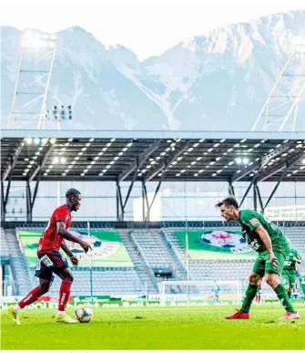  ??  ?? Premiere: Kelvin Arase (links) wurde eingewechs­elt und traf vier Minuten später zum 1:0 für Rapid WSG Tirol Rapid Wien