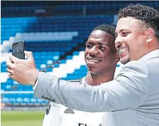  ?? FOTOS: AFP ?? Ronaldo cuando se fotografió con Vinicius. Hoy serán rivales.