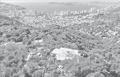  ?? — Gambar AFP ?? TEMPAT KEJADIAN: Pemandanga­n dari udara menunjukka­n rumah di atas bukit yang dihuni mangsa, dipercayai aktivis legalisasi ganja, ditembak mati suspek bersenjata di kawasan kejiranan Vista Hermosa di Acapulco, Guerrero kelmarin.